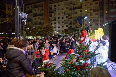 La cadena d’encesa dels motius nadalencs ha continuat a la plaça Ricard Viñes, on ha estat amenitzada per l’actuació musical del grup de xaranga llei….