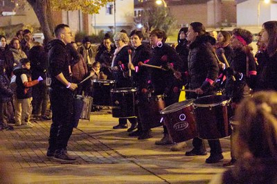 Al barri de la Bordeta, a la plaça Sant Jordi, l'encesa ha anat acompanyada d'una batucada a càrrec de l’AFA Escola Parc de l’Aigua i l’actuació de l….