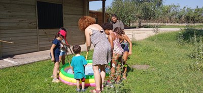 Infants aprenent sobre la natura a través del joc en una Ecoactivitat de l'any passat.