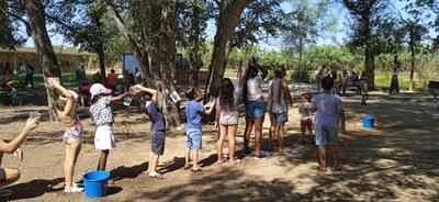 Un grup d'infants en una de les Ecoactivitats de l'any passat a La Mitjana.