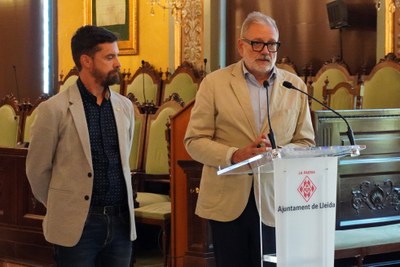 El paer en cap, Fèlix Larrosa, amb el tinent d'alcalde Carlos Enjuanes, en l'atenció als mitjans de comunicació sobre la reunió a Barcelona amb el co….