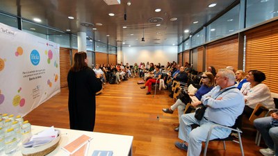 Previ al mural, els i les assistents han participat en un debat sobre la soledat no volguda que viuen algunes persones grans.