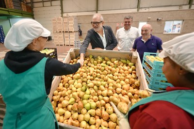 L'alcalde Larrosa ha saludat els treballadors i treballadores de la cooperativa Sanui Fruits.