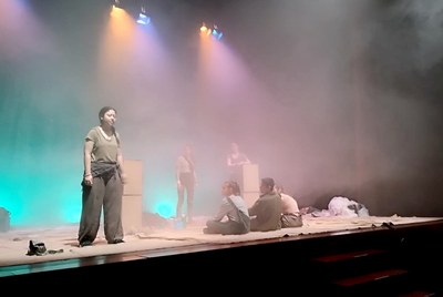 Alumnat de l’Aula Municipal de Teatre ha representat l’obra "Pols" al Teatre de l’Escorxador, que enguany ha recuperat una sessió oberta a la ciutada….