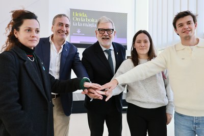 L'alcalde, Fèlix Larrosa, amb els ambaixadors reconeguts enguany: Jordina Millà, Josep Graells, Francesc Agustí i Maria Flors Mor.