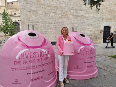 La regidora Anna Miranda convida la ciutadania a llençar el vidre per a reciclar en els dos contenidors de color rosa.