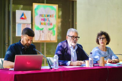 L’alcalde, F. Larrosa, el regidor Carlos Enjuanes i la directora de la Càtedra d’Educació i Adolescència “Abel Martínez” de la UdL, Maria Àngels Bals….