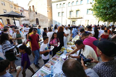 La 2a Festa per la Convivència al Segrià s’ha celebrat a la plaça de Santiago Miret de Soses i ha aglutinat unes 300 persones.