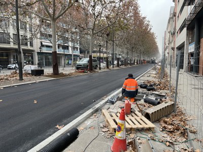 La rambla ja llueix la nova configuració, amb la calçada més estreta.