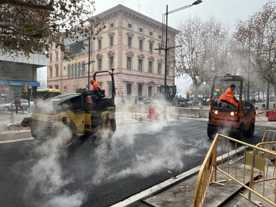 Les màquines treballant a l'encreuament amb l'avinguda Francesc Macià.