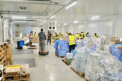 Visita ahir a Edullesa amb els i les voluntàries que hi estan col·laborant per preparar els palets de material..