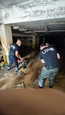 Agents de la Guàrdia Urbana estan fent de voluntaris a València..