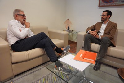 El paer en cap, Fèlix Larrosa, ha rebut a la Paeria el nou president del Fons Català de Cooperació, Jordi Cuadras..