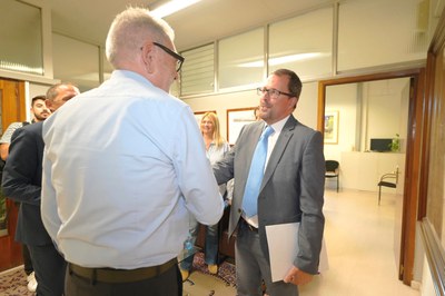 El paer en cap saludant el president de RENFE abans de la reunió.