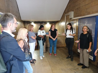 Les participants en l'exploració i el gerent de l'EMAU conversen sobre les millores que es podrien fer al pàrquing en temes com la il·luminació i la ….