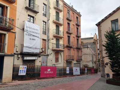 Els edificis que s'enderrocaran al carrer Cavallers per donar pas als nous habitatges, ja amb tanques de protecció per l'enderroc.