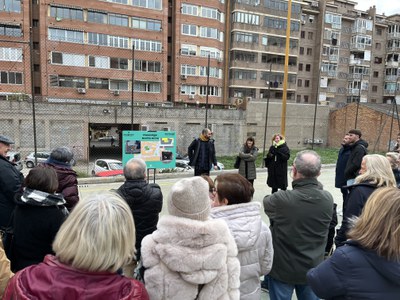 En la visita al Passatge de Santa Anna, un equip tècnic municipal ha explicat als veïns i veïnes els possibles usos de l'espai.