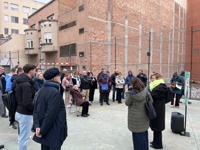 Una quarantena de veïns i veïnes ha participat en la visita al Passatge de Sant Anna.