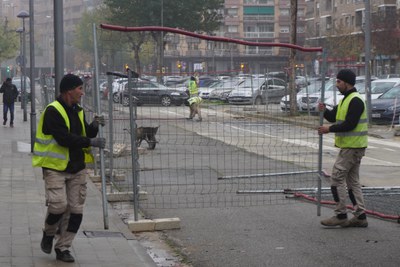 Operaris treballant aquest matí en la delimitació de l'espai.