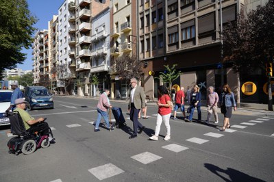 El nou pas de vianants a l'altura de Paer Casanovas facilita que els vianants puguin travessar el carrer amb seguretat.