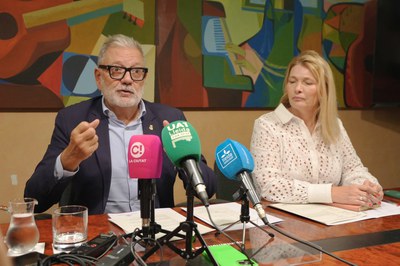 L'alcalde Larrosa i la primera tinenta d'alcalde, Begoña Iglesias, han atès els mitjans de comunicació.