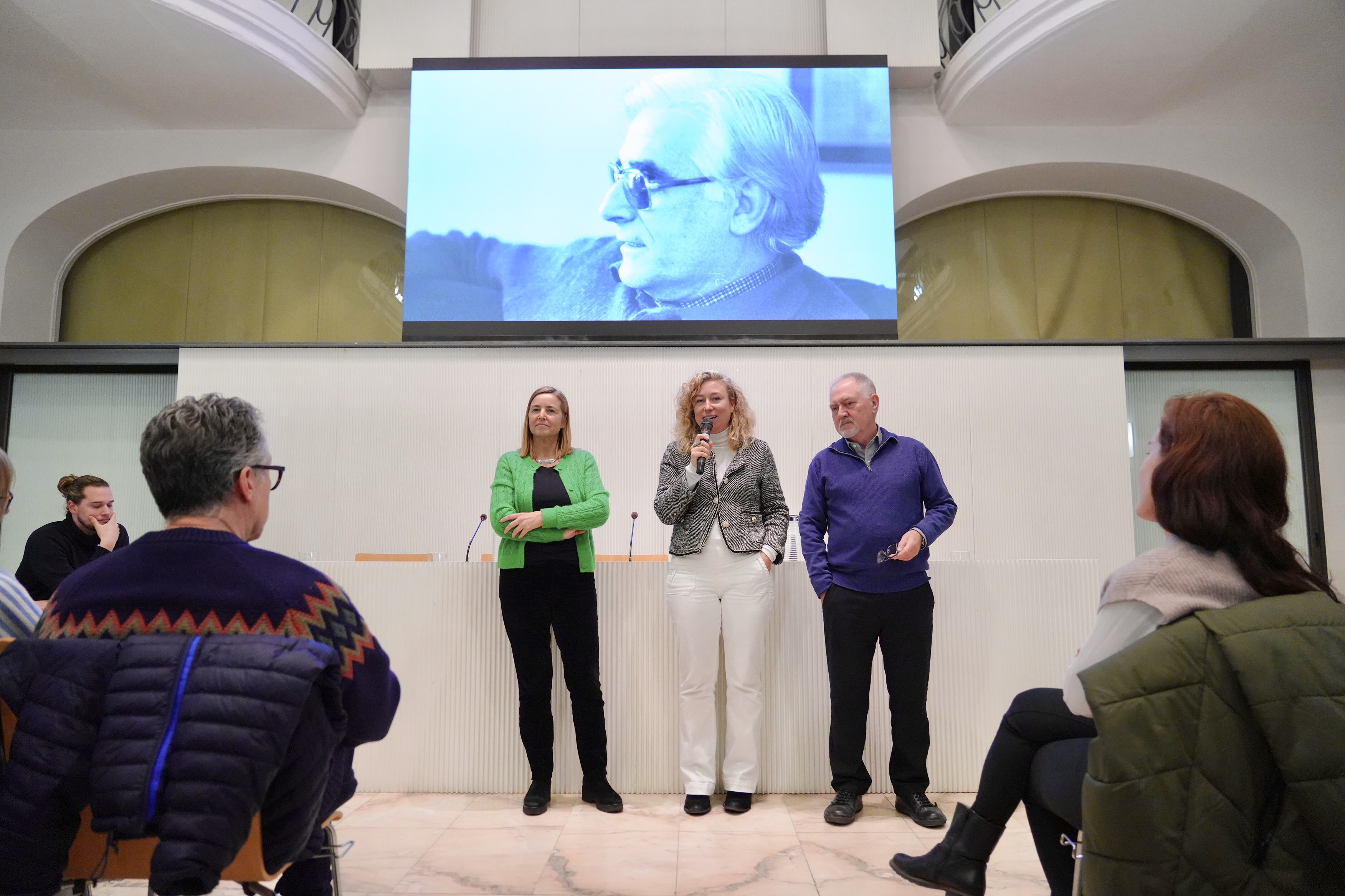 La presentació ha anat a càrrec del comissari d’aquesta celebració, Juan Cal, la regidora de Cultura, PIlar Bosch i la família de Jaume Magre