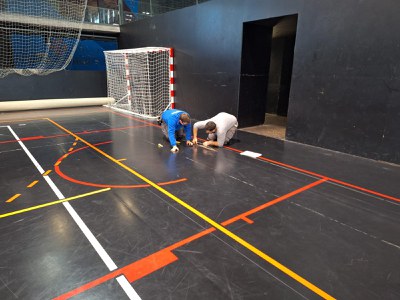 Treballs de reparació al paviment del pavelló municipal Juanjo Garro..