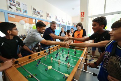 L'alcalde accidental, Carlos Enjuanes, ha visitat una de les activitats organitzades aquest estiu pels SIS municipals, el torneig de futbolí, d'aques….