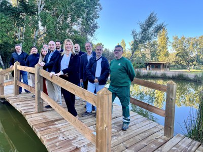 La tinenta d'alcalde, Begoña Iglesias, i els i les representants de les "Empreses Lleida en Verd" al pont de fusta del Parc de la Mitjana.