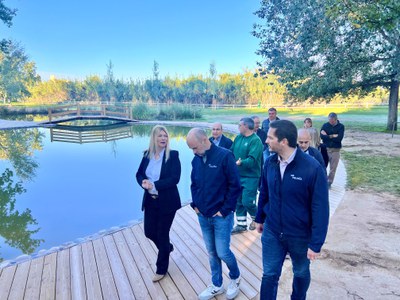 La tinenta d'alcalde, Begoña Iglesias, recorre la nova tarima amb els i les representants de les "Empreses Lleida en Verd".