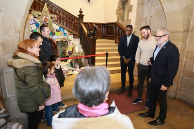 Salutació a ciutadans i ciutadanes que visitaven el Palau de la Paeria aquest dilluns..