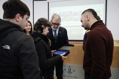 L'alcalde, Fèlix Larrosa, entrega una placa a la vídua de Xavier Vivó.