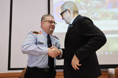 L'alcalde, Fèlix Larrosa, saluda el president de l'AVPC de Lleida, Josep Lluís Valls.