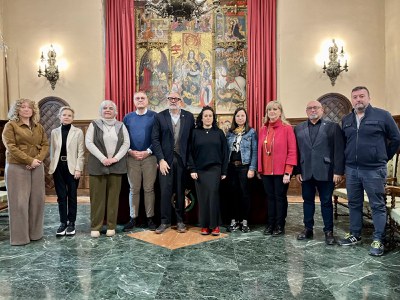 A la signatura també hi han assistit la tinenta d’alcalde, Carme Valls, la regidora de Cultura, Pilar Bosch, i les regidores Violant Cervera, Jordina….