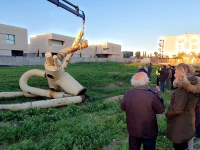 La tinenta d'alcalde Begoña Iglesias, ha assistit a la retirada de la peça.