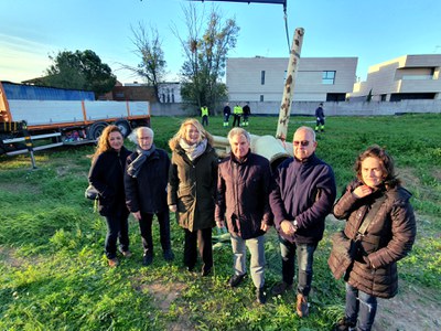 La tinenta d'alcalde amb l'escultor i representants del veïnat, aquest matí a la retirada de l'escultura.