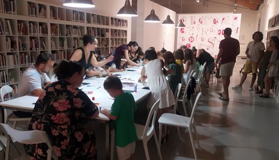 Participants en el taller de cal·ligrafia d'aquest dimecres a la tarda, al Centre d'Art La Panera de Lleida..