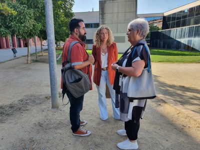 Carme Valls, Pilar Bosch i Carles Hernández, davant del Centre Cívic de Balàfia..