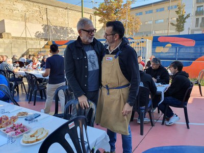 L'alcalde, Fèlix Larrosa, amb el portaveu de Superant Fronteres, David Mora.