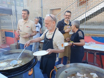 Voluntaris cuinant els plats de l'esmorzar "de forquilla" solidari al Pati de la Panera.