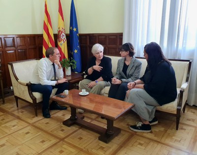 La regidora de Polítiques Feministes, Carme Valls, s'ha reunit amb el subdelegat del Govern, José Crespín,  la mediadora de la Fundació Creu Blanca, Gema Ribes, i  la Cap de la Unitat de Violència sobre la Dona de la Subdelegació, María Martín, per tractar aquesta problemàtica a les Terres de Ponent i la ciutat de Lleida.