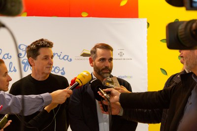 El regidor Xavi Blanco i el director de l'espectacle Ramon Molins han atès els mitjans de comunicació.