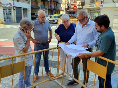 L'alcalde Larrosa ha visitat avui les obres al carrer Doctor Combelles.