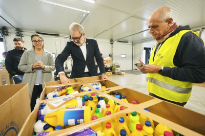 Visita a Edullesa i salutació als voluntaris i les voluntàries que treballen en la recollida i classificació de material per a les persones afectades….