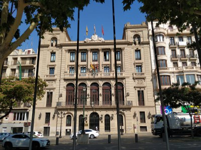 La façana de l'Ajuntament de Lleida des de l'avinguda de Blondel..
