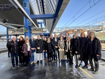 A la presentació de la nova línia també hi ha estat present el director de Rodalies de Catalunya, Antonio Carmona, i les tinentes d’alcalde Begoña Ig….