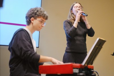 Una actuació musical a càrrec de Joana Barco i Oriol Orteu, alumnes de l’escola de música i centre autoritzat de grau professional L’Intèrpret, ha cl….