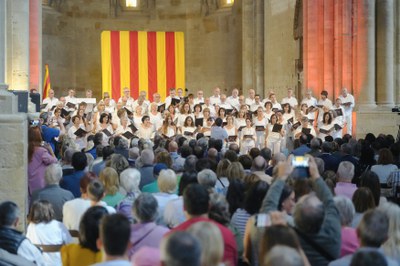 La Coral Maristes Montserrat Lleida interpretant "Muntanyes del Canigó", cançó tradicional catalana.