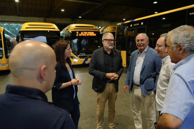 L'alcalde Larrosa i la regidora Moron han realitzat la visita acompanyats del director general de Moventis, el gerent a Lleida, el cap de taller i al….