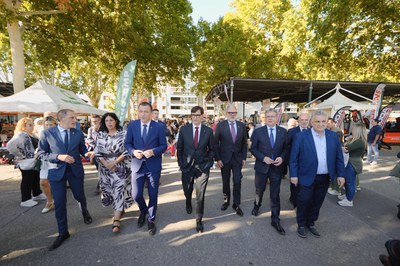 Larrosa i alguns membres de la corporació municipal han acompanyat Illa en una visita a la Fira de Sant Miquel.